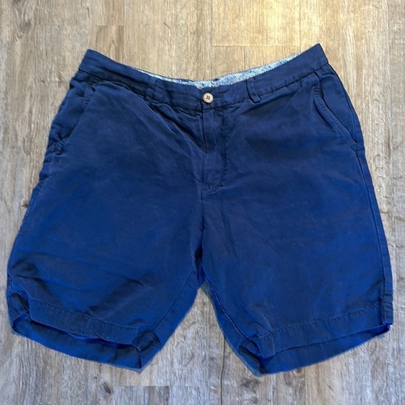 NAVY TOMMY BAHAMA CHINO SHORTS (SIZE 33) - Picture 1 of 6